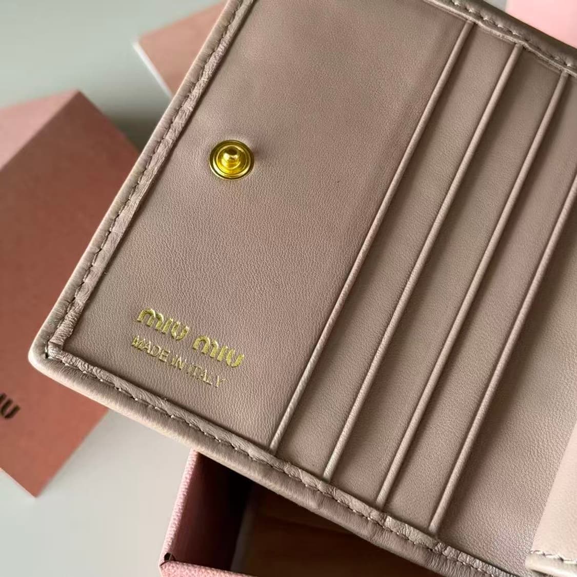 미우 미우 마테라쎄 나파 레더 카드 반지갑 알라바스터 상품이미지7
