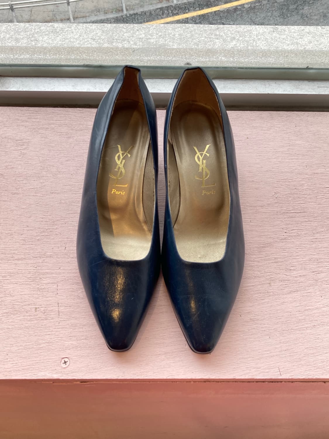 입생로랑 레더 포인티드 미들힐 상품이미지1