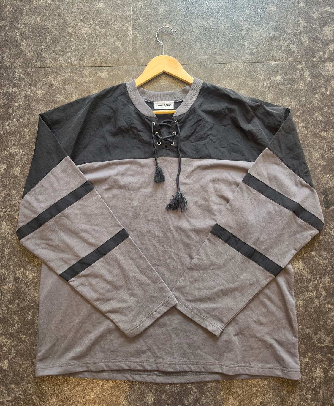 MALOSIX 브랜드의 레이스업 롱 슬리브 티셔츠 상품이미지1