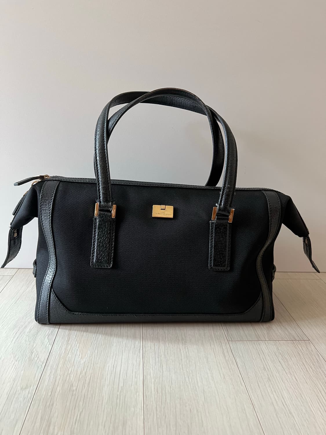  페라가모 블랙 캔버스 가죽 트림 핸드백 상품이미지1