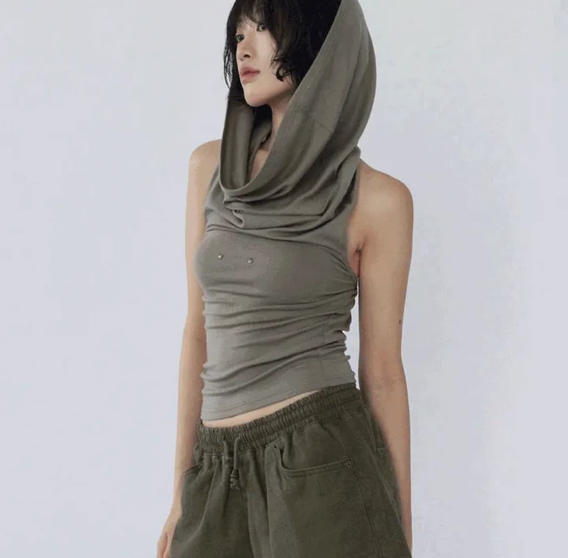 이오엔 듄 스터드 백리스 나시 슬리브리스 카키 상품이미지3