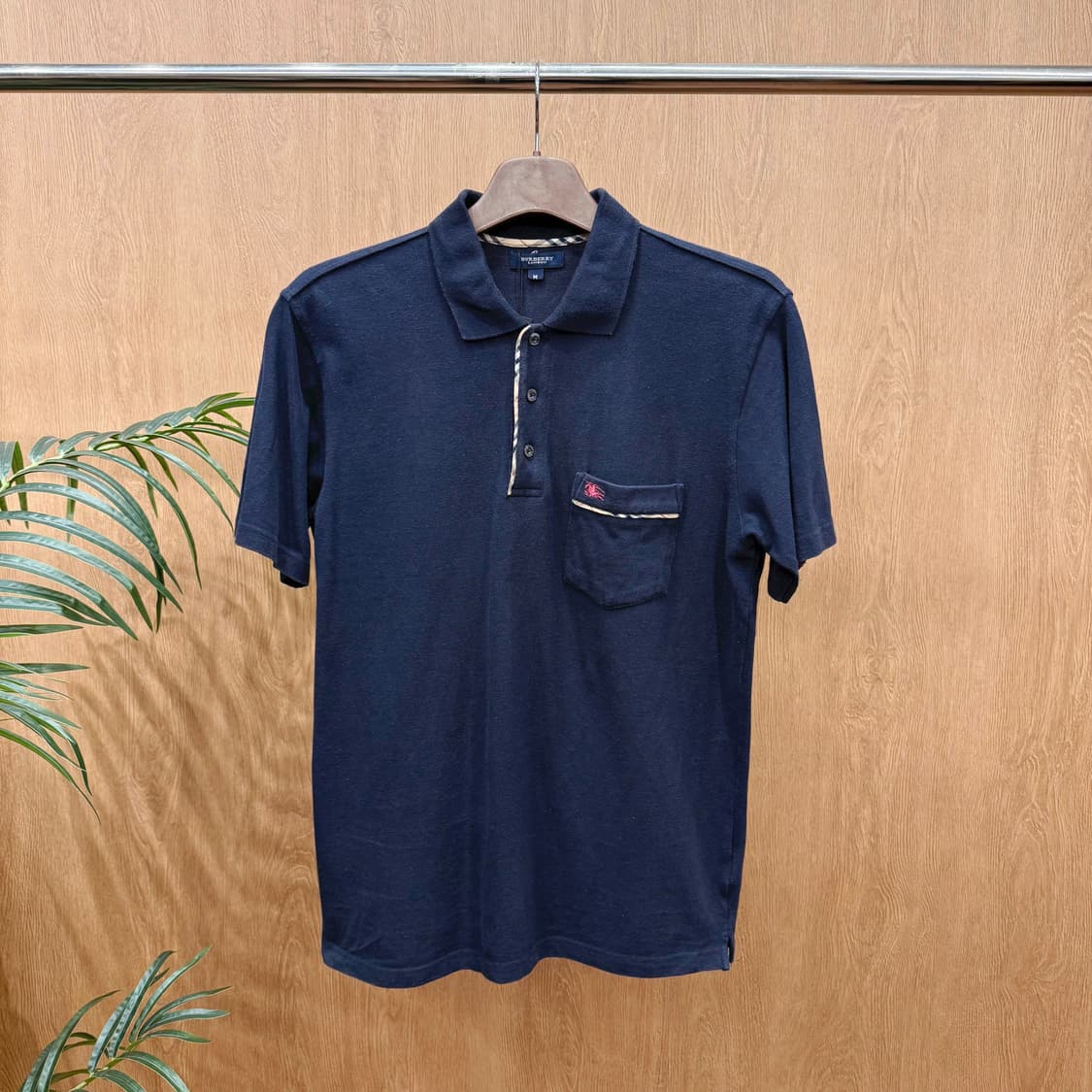 버버리 카라 반팔 카라티셔츠 체크 포켓 로고 자수 디테일 블랙 상품이미지1