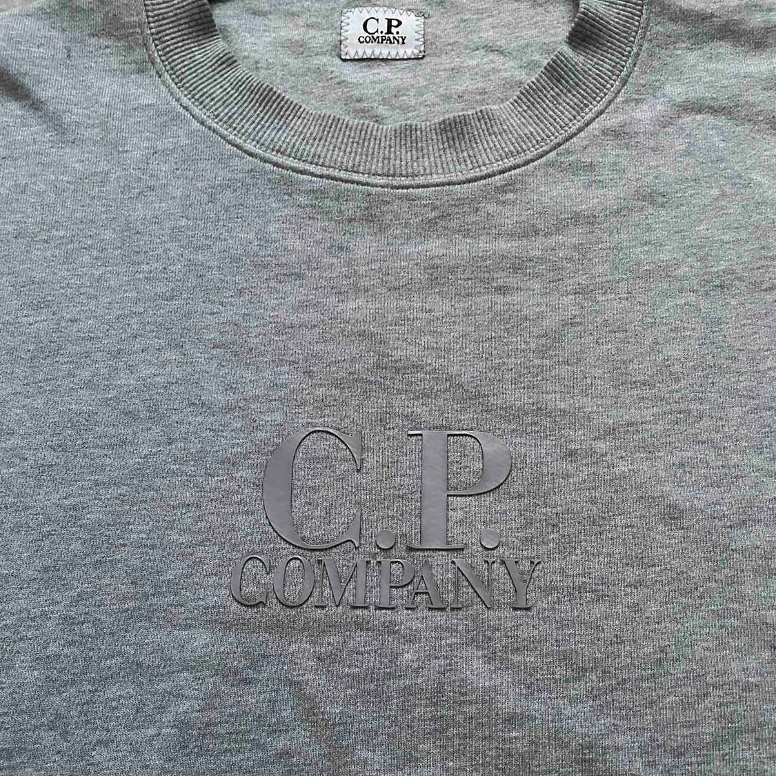 C.P. 컴퍼니 다이애그널 레이즈드 플리스 로고 맨투맨 상품이미지3