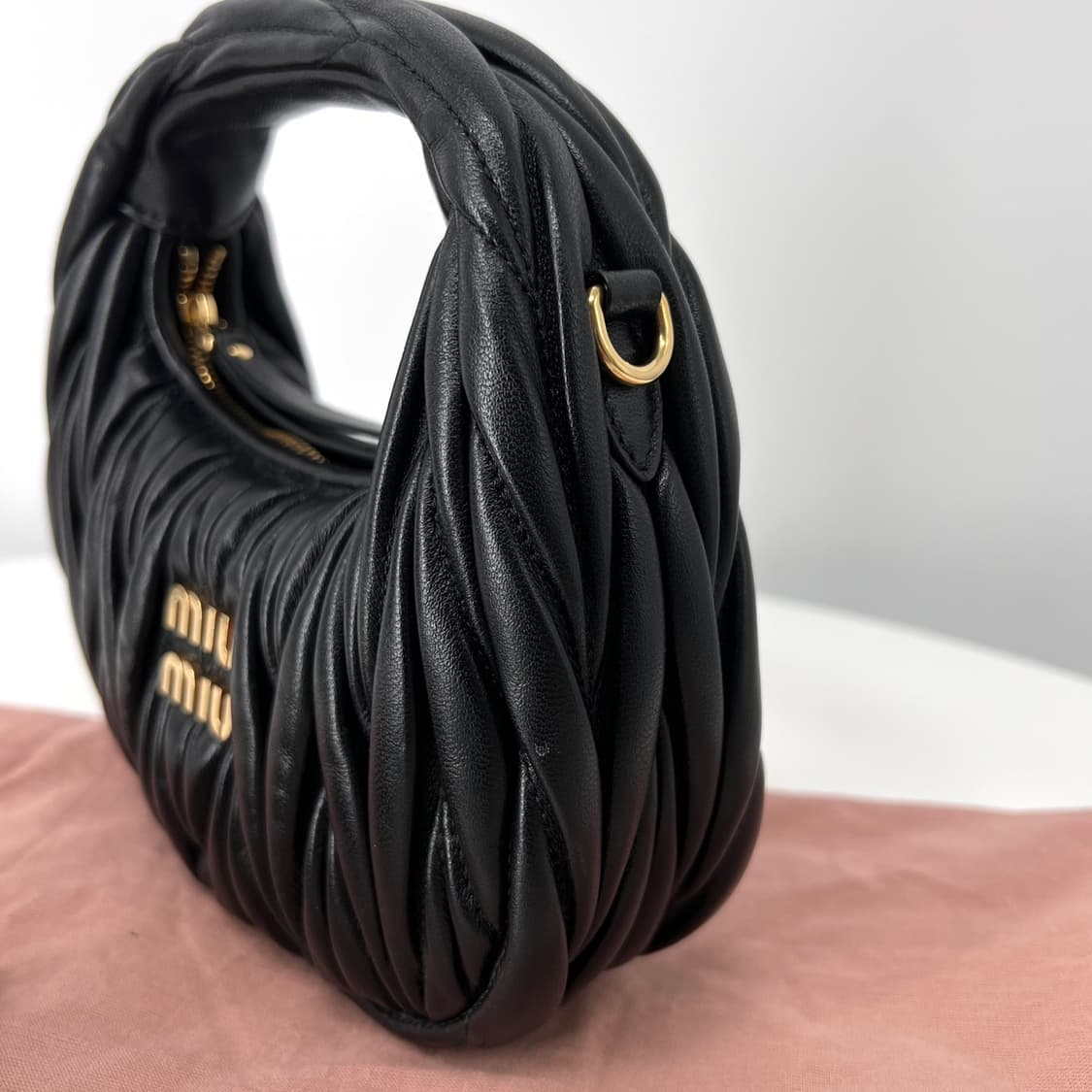 미우미우 완더 마테라쎄 여성 호보백 블랙 (5BP078) 상품이미지7