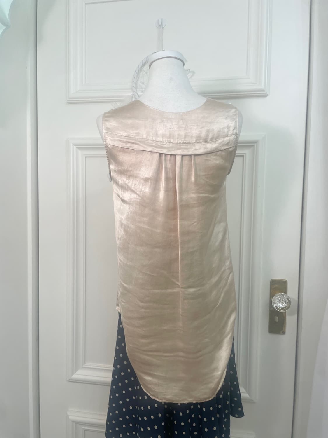 THEORY beige satin sleeveless blouse 상품이미지4