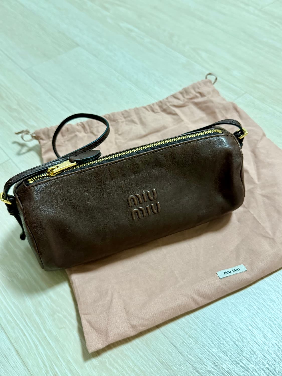 미우미우 나파 파우치 원통 호보백 브라운 상품이미지1