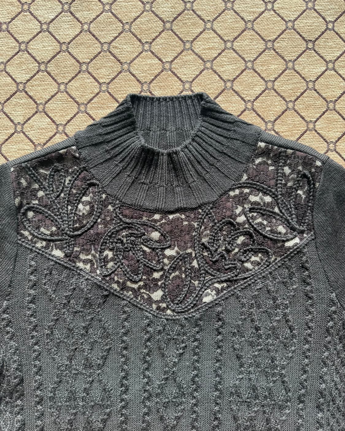 가슴 디테일 니트 상품이미지1