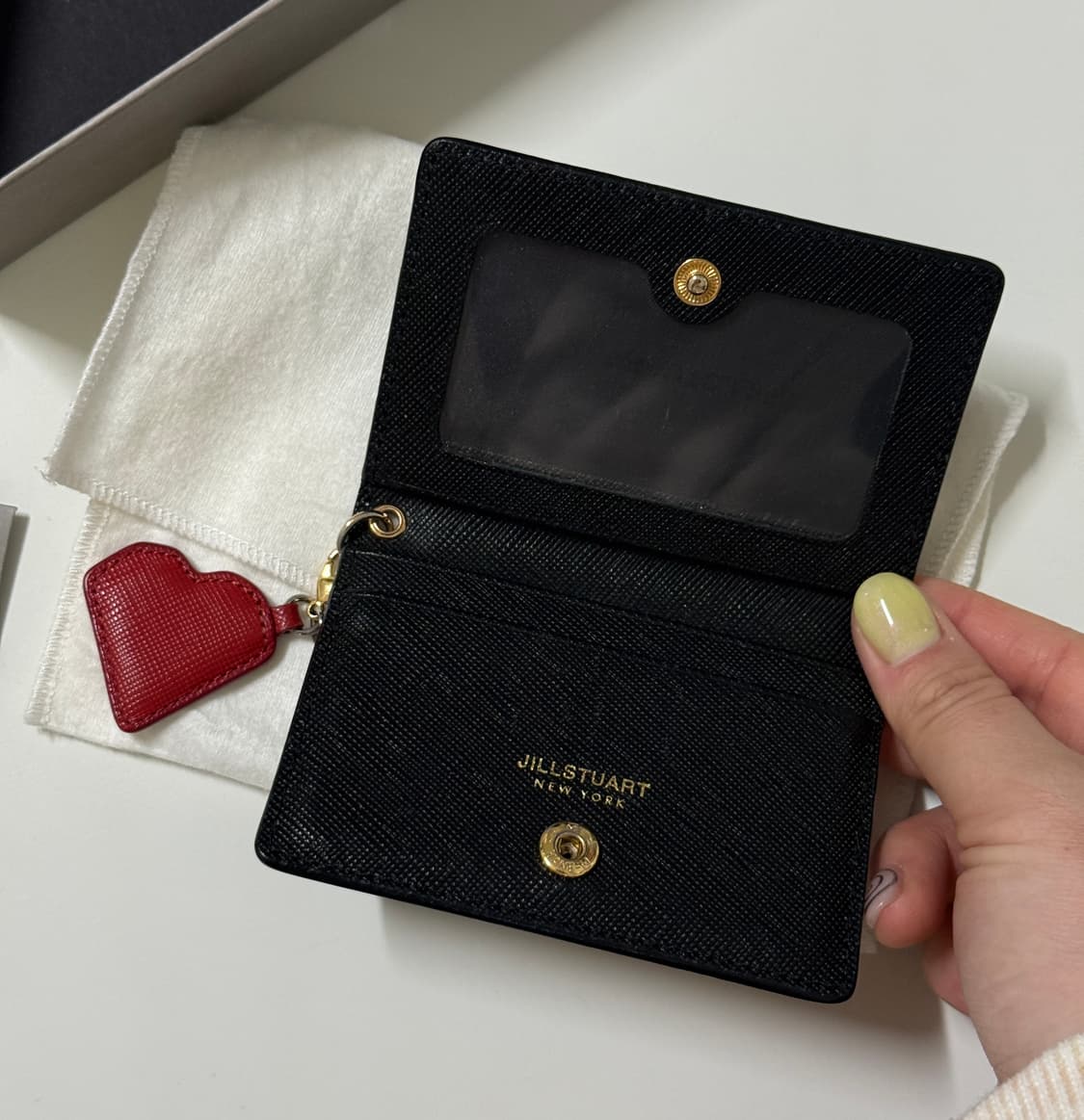 질스튜어트 블랙 카드지갑 하트참 장식 상품이미지4