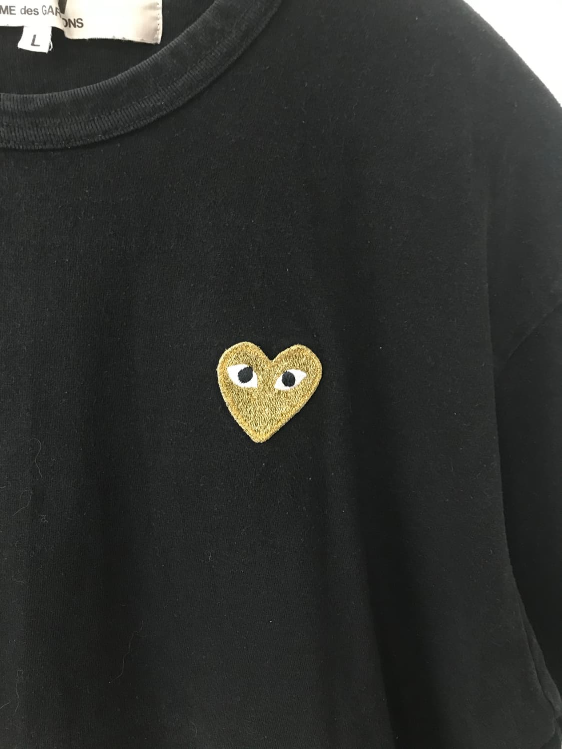 꼼데가르송 플레이 골드 와펜 블랙 반팔 티셔츠 상품이미지3