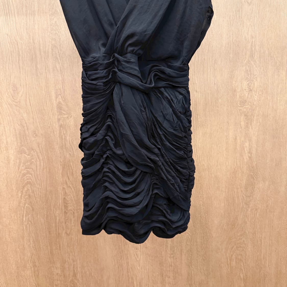 아르마니 익스체인지 슬리브리스 미니 원피스 셔링 디테일 딥브이 블랙 상품이미지5