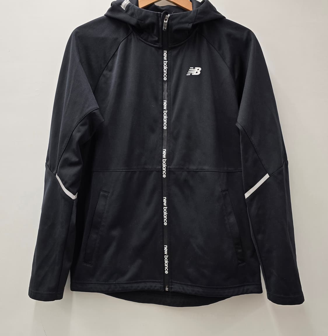뉴발란스 남자 후드집업 자켓.
싸이즈 95 m 상품이미지1