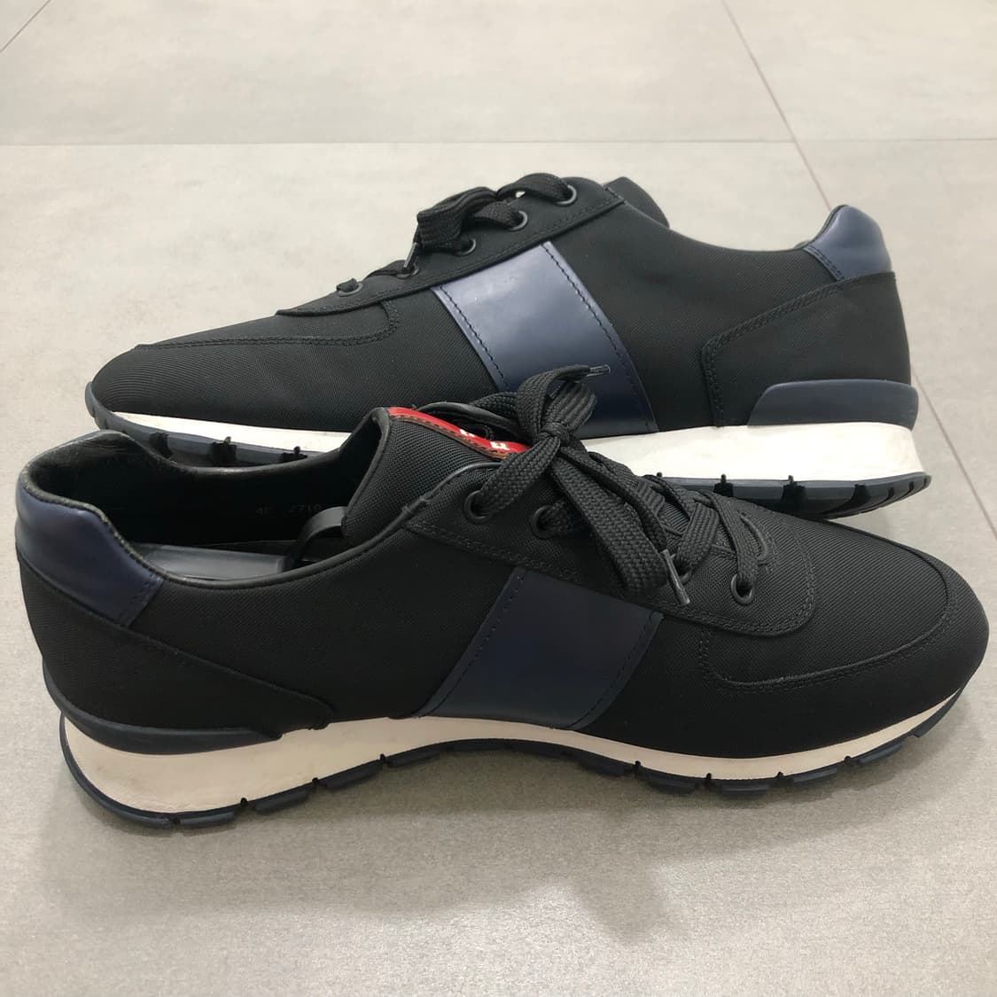 프라다 블랙 스니커즈 10 상품이미지3