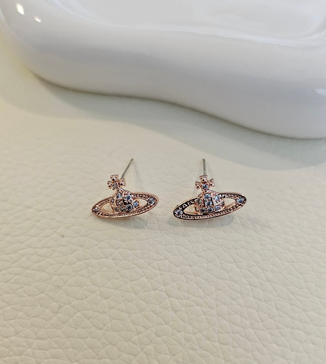 비비안웨스트우드 업사이클링 로즈골드 미니 귀걸이 상품이미지5