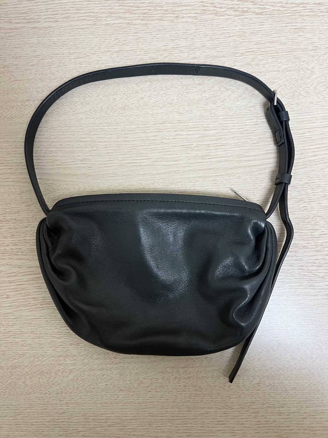 COS 코스 개더드 레더 숄더백 블랙(양가죽 100%) 상품이미지1