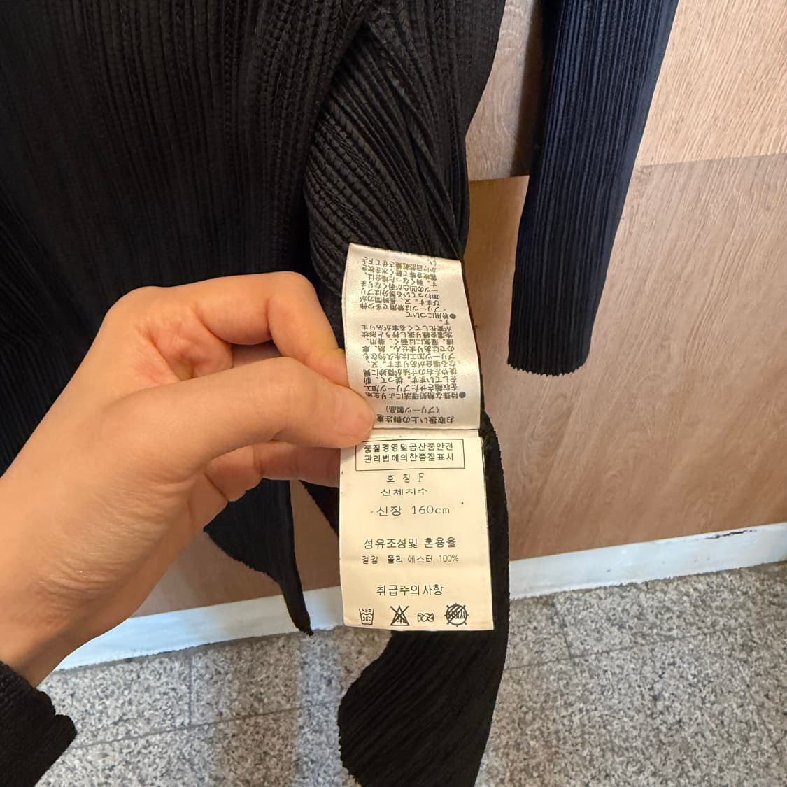 빈티지 하이넥 플리츠 롱 가디건 언발란스 랩 버튼 디테일 루즈핏 블랙 상품이미지6