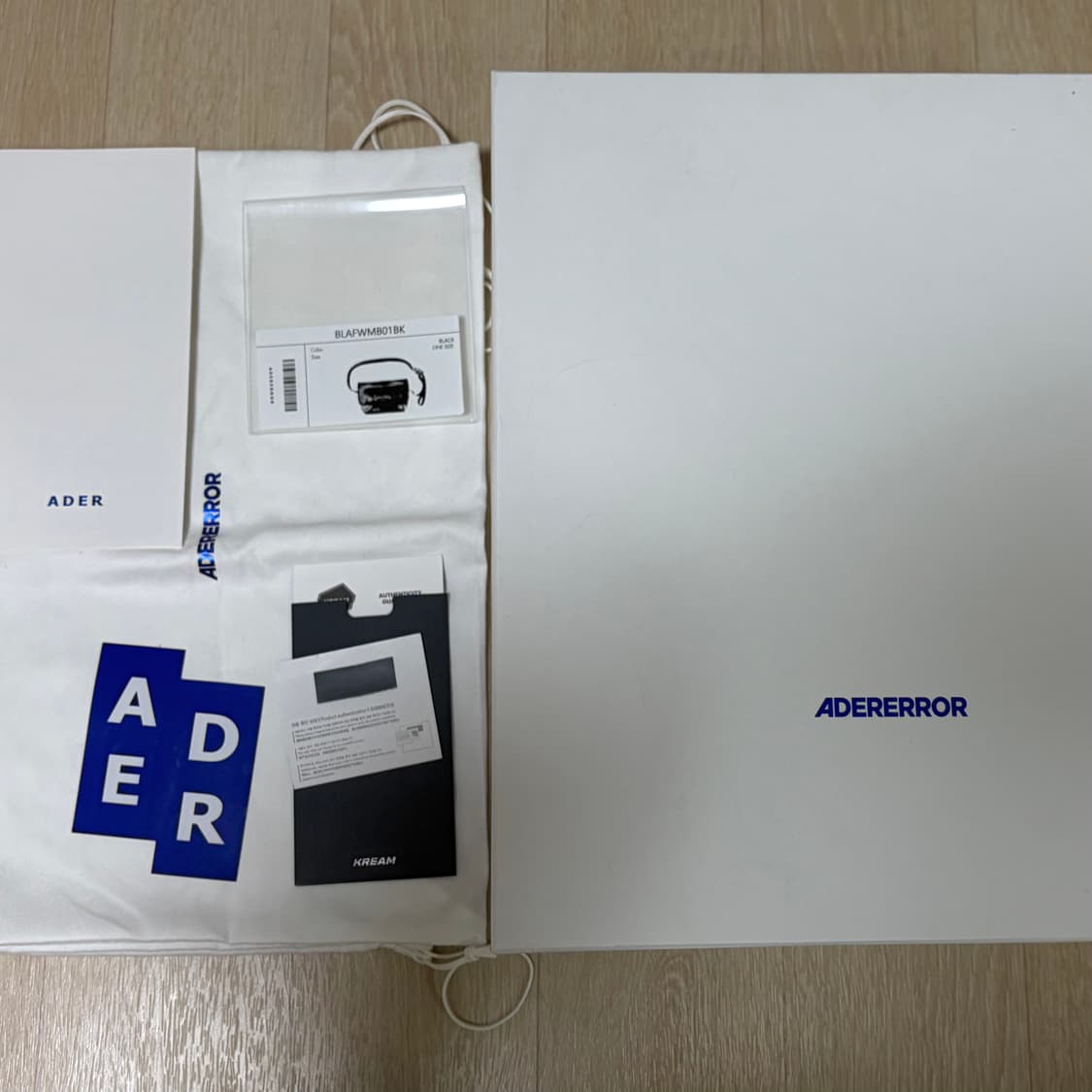 아더에러_스몰 트레이스 이스티 메신저백 느와르 상품이미지7