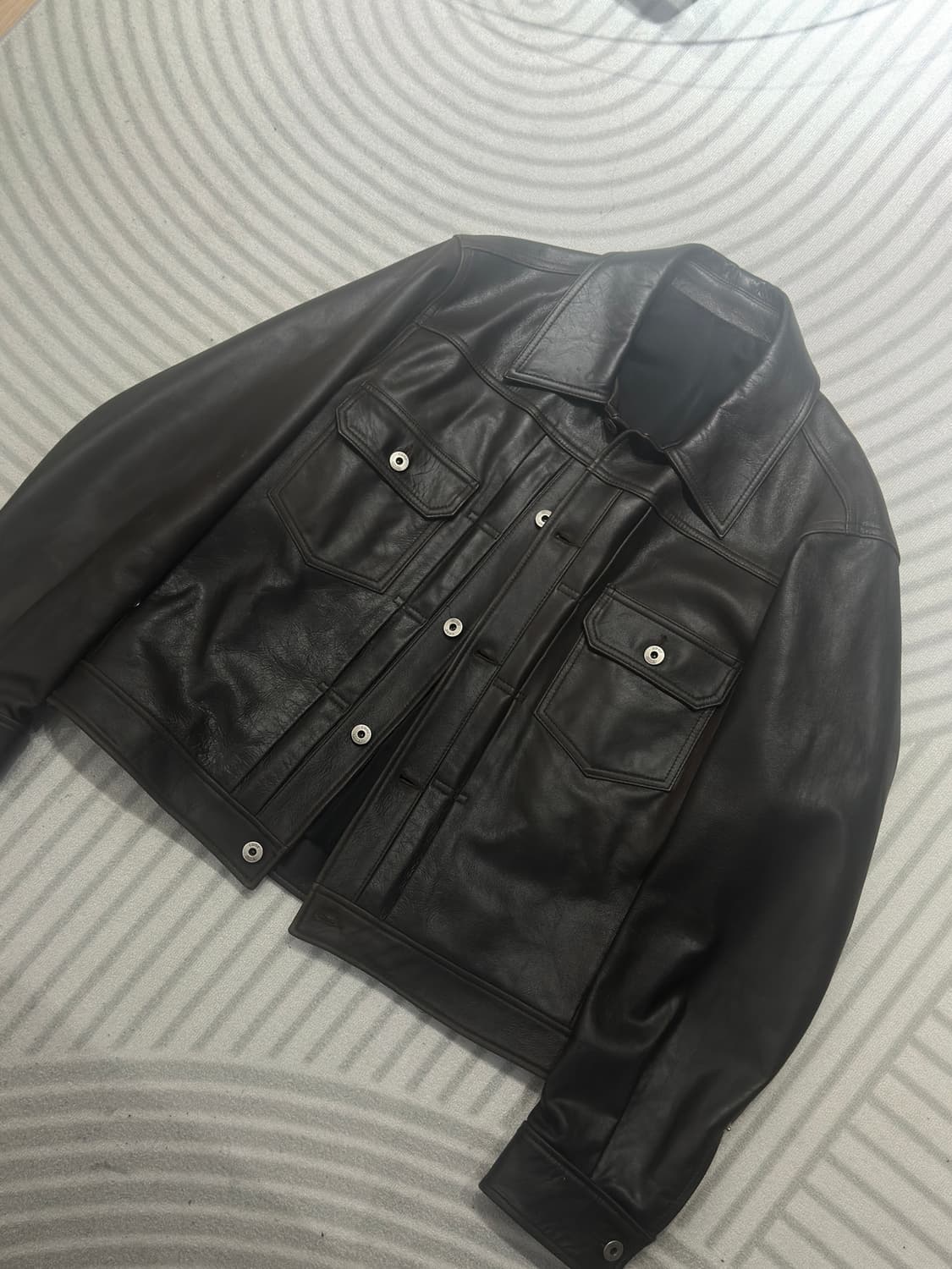 [m] 쿠어 램스킨 포켓 트러커 레더 자켓 (다크 브라운) 상품이미지7