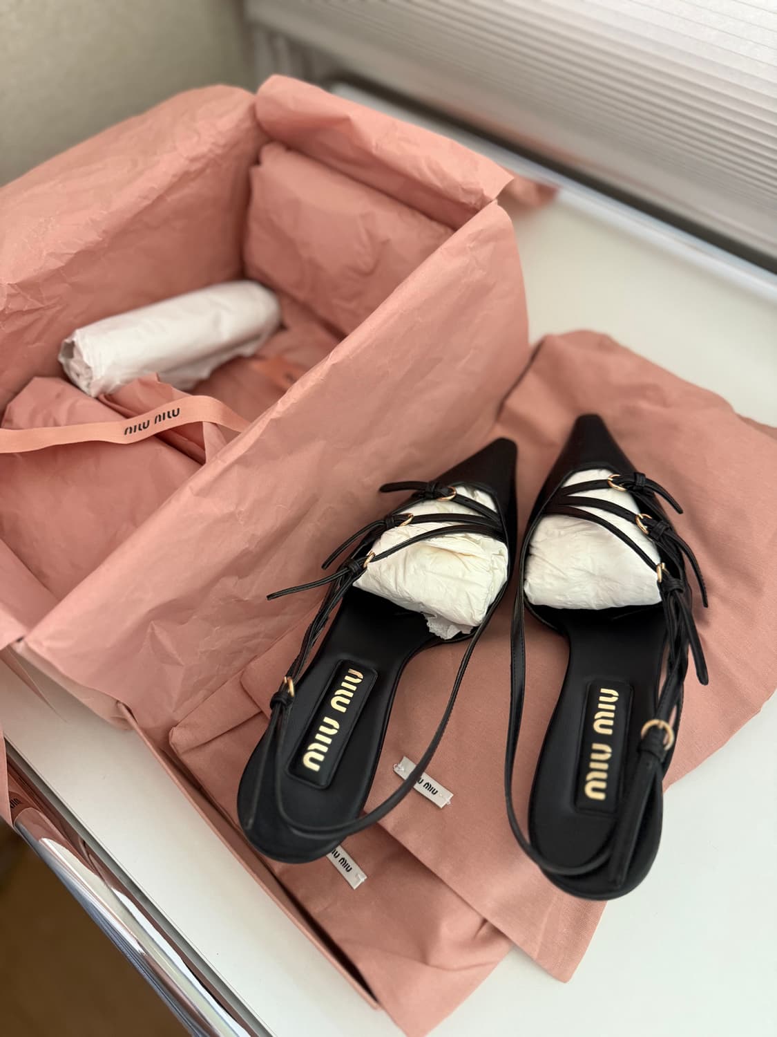 Miumiu 페이턴트 브러쉬드 레더 슬링백 상품이미지6