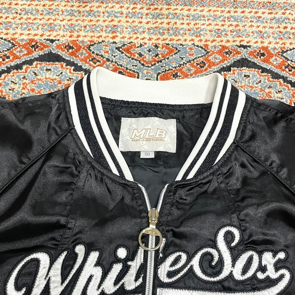 MLB 화이트삭스로고 블랙 새틴 크롭 야구점퍼 여성90  상품이미지3