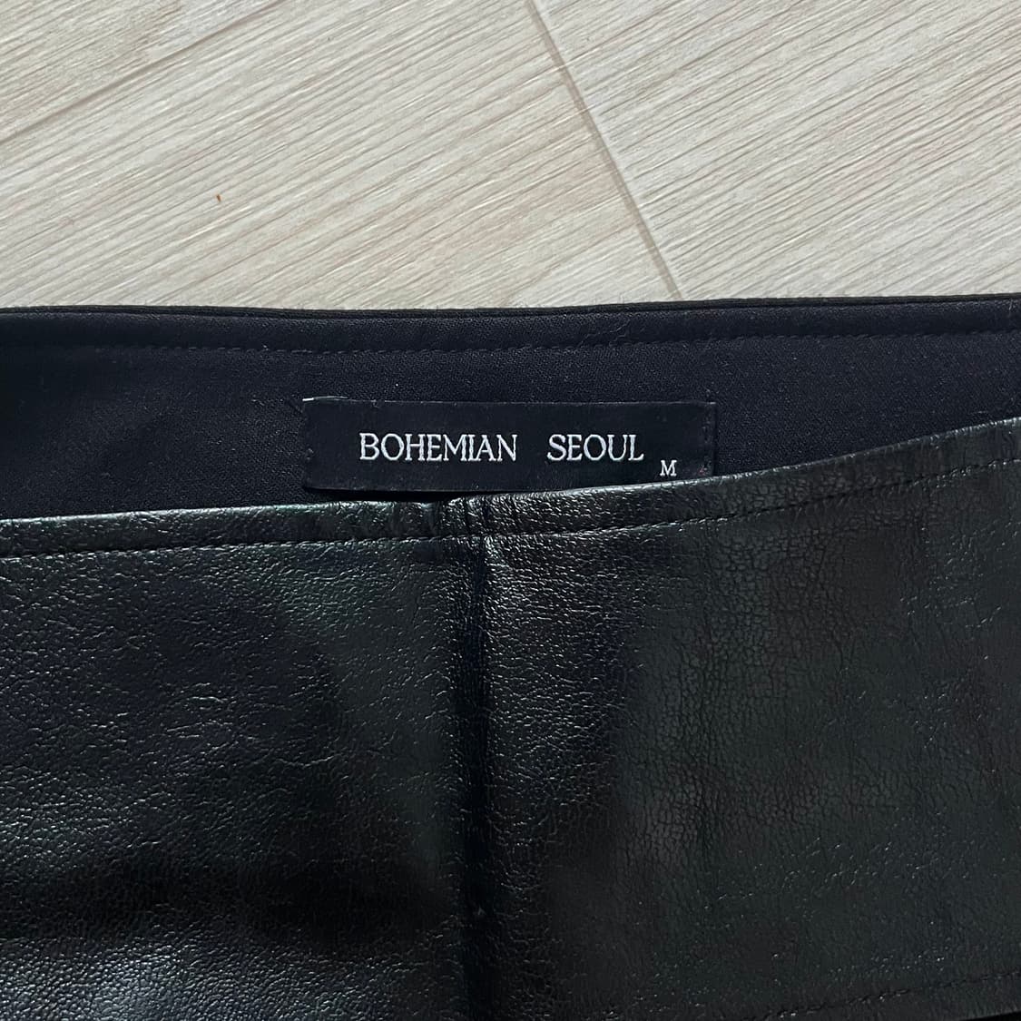 보헤미안 서울 로우라이즈 레더 패치 디테일 미니 스커트 블랙 M 상품이미지2