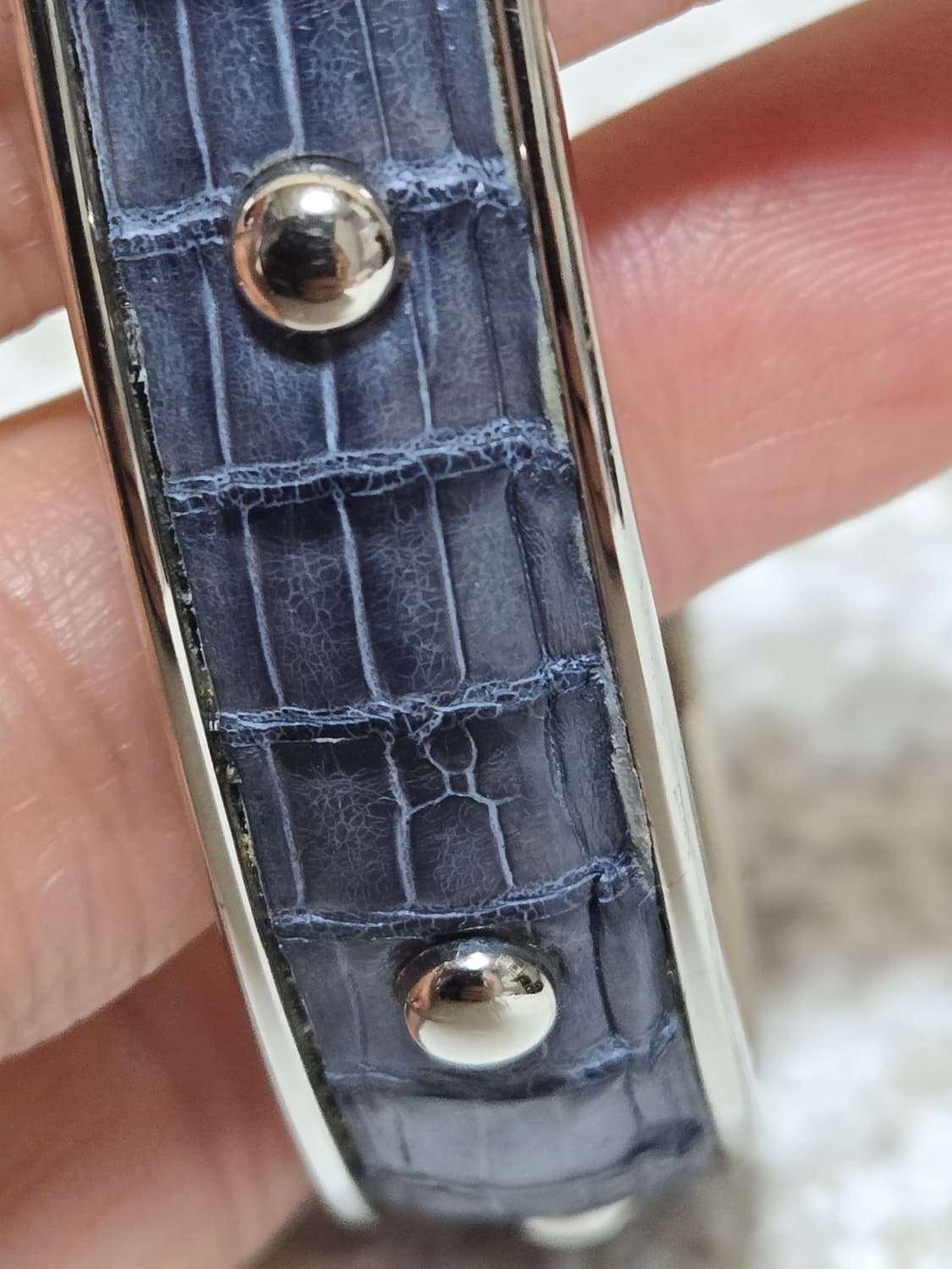 토즈 TOD'S 이탈리아 가죽 뱅글 팔찌 네이비 악어패턴 상품이미지2