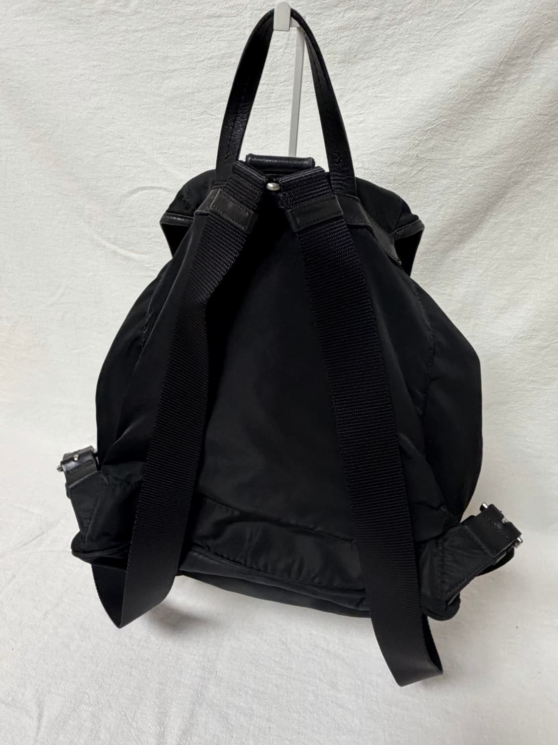 정품 프라다 포코노 나일론 투포켓 미디움 백팩 블랙 상품이미지4