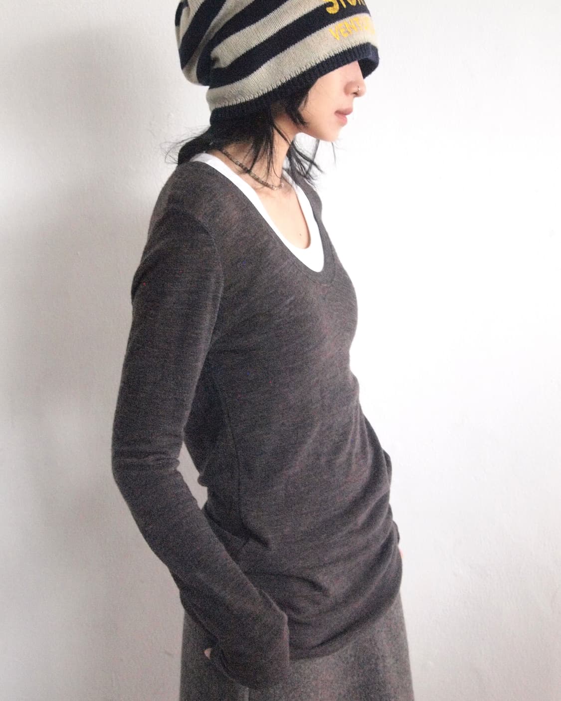 트랜짓 울 레이온 믹스 딥 넥 니트 상품이미지2