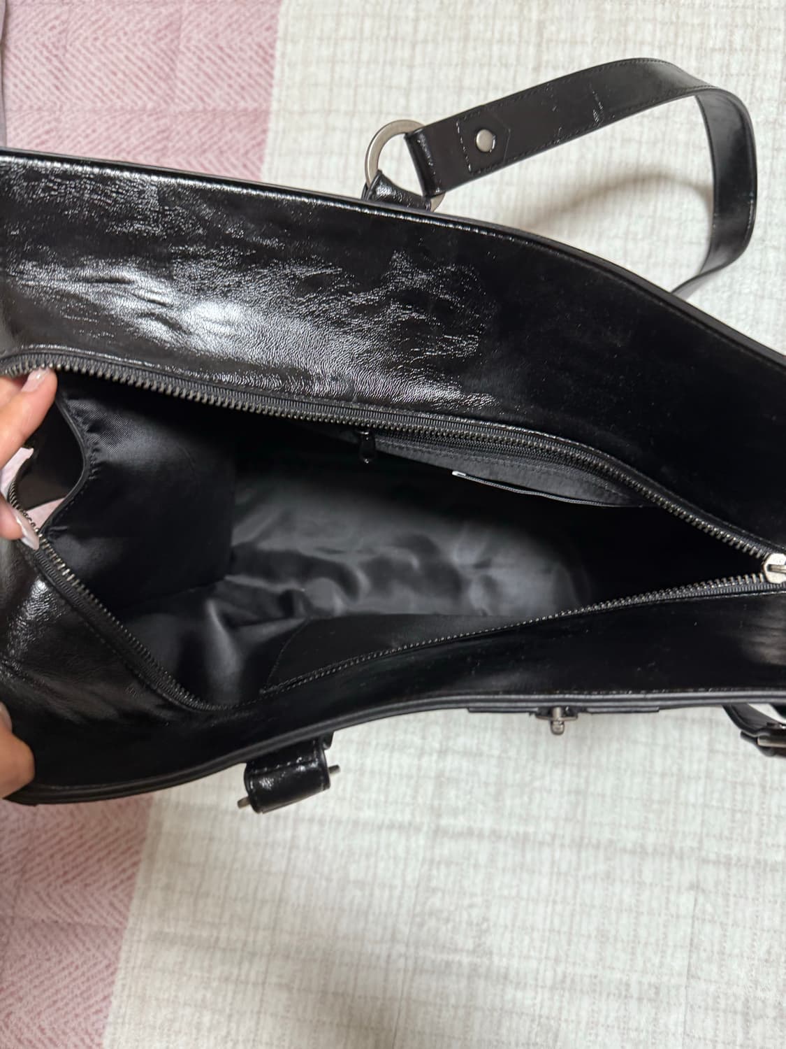 보헤미안 서울 지퍼 디테일 숄더백 글로시 가방 상품이미지3