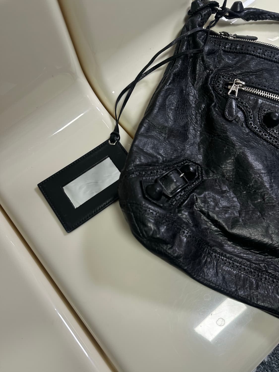 [A 정품] 발렌시아가 자이언트 시티 모터백 데이 블랙 상품이미지3