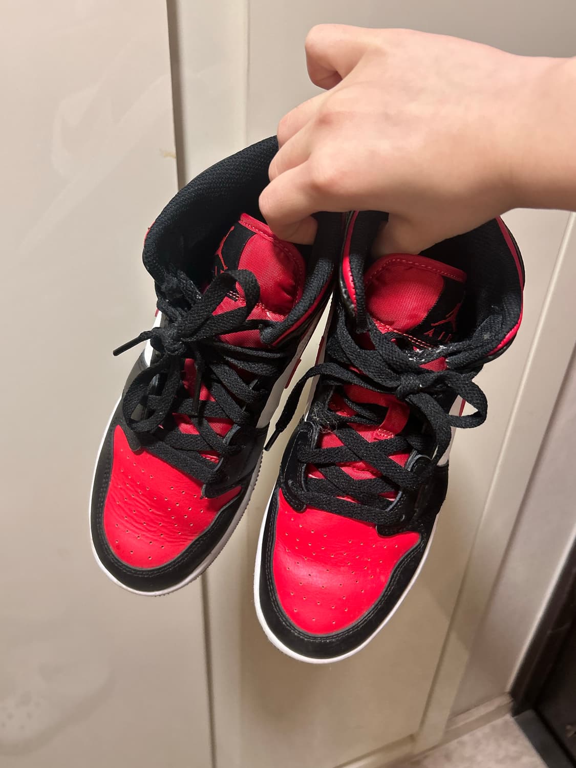 조던 1 미드 블랙 파이어 레드 240 상품이미지3