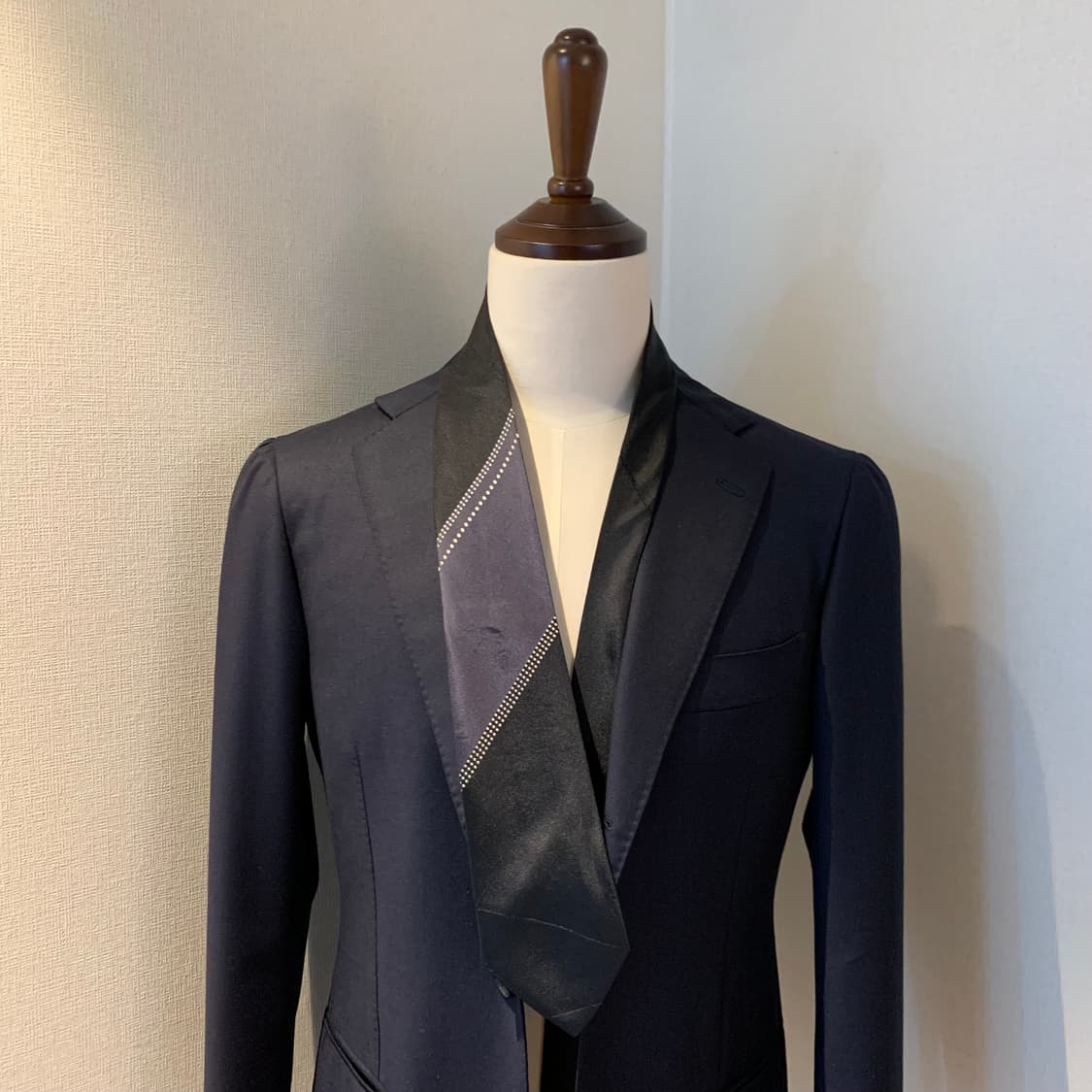 발리(BALLY) 블랙 도트 스트라이프 100실크 명품넥타이 A+등급 상품이미지1