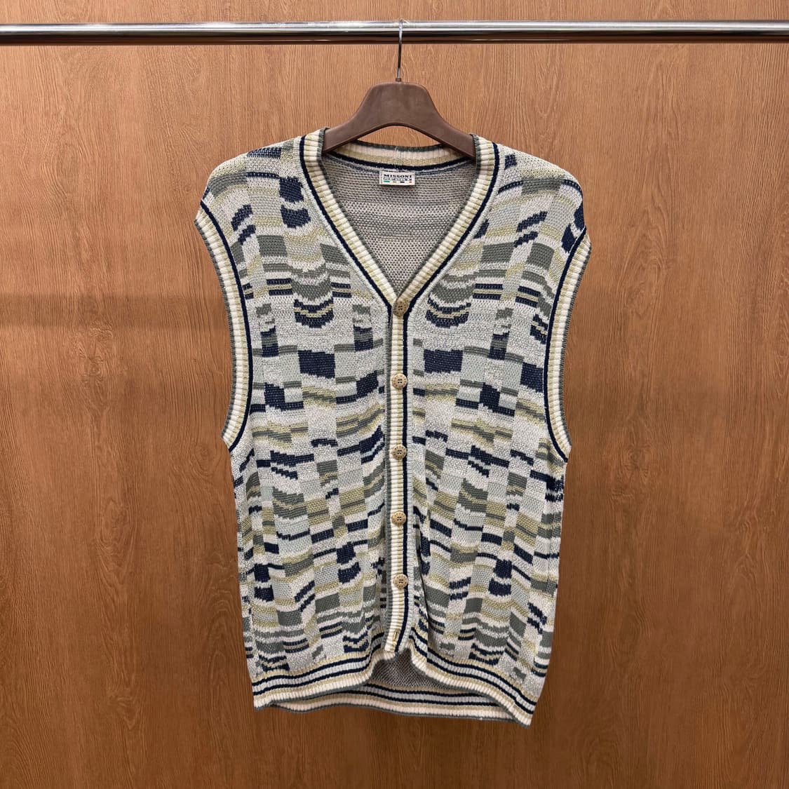 미쏘니 스포츠 브이넥 니트 베스트 버튼 자카드 믹스 패턴 디테일 그레이 상품이미지2