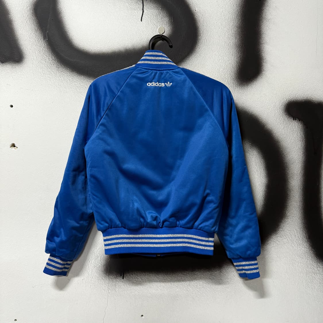 대장급 아디다스 프랑스 실버 디테일 크롭 봄버 바시티 자켓 상품이미지2