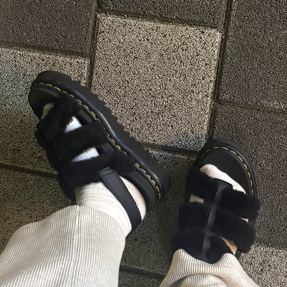 (240) 닥터마틴 플러피 퍼 샌들 상품이미지2