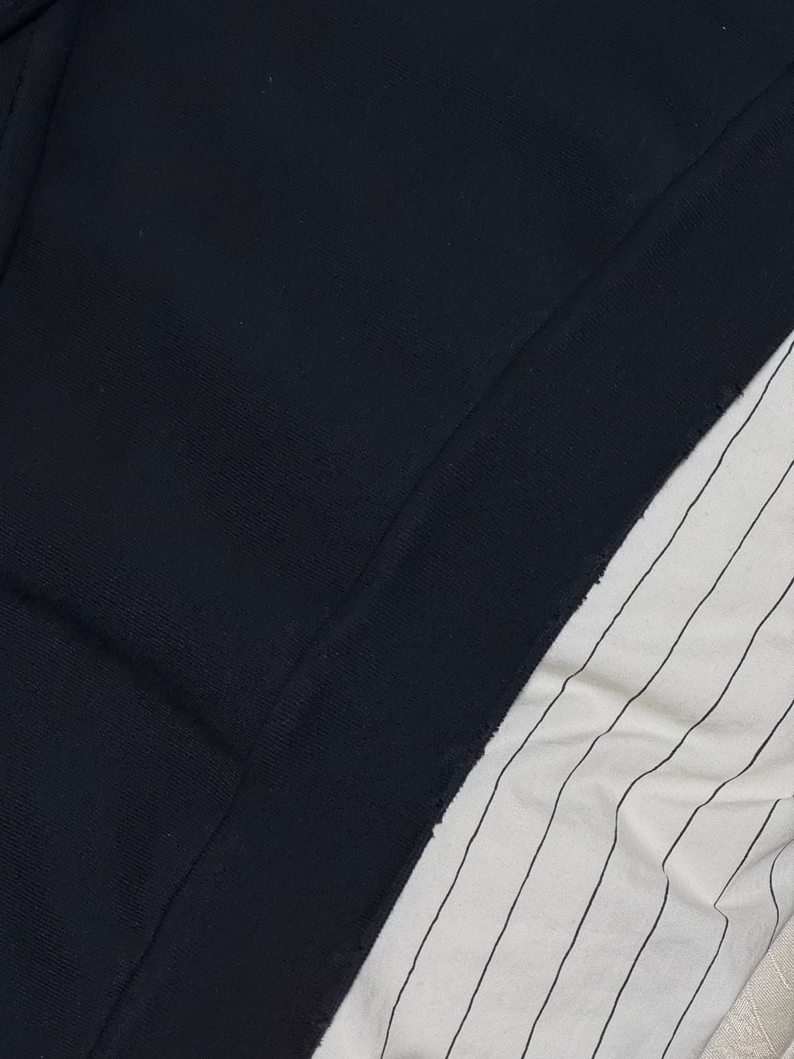 [4] 아프레쎄 26ss 빈티지 더블 브이 스웻 블랙 상품이미지9