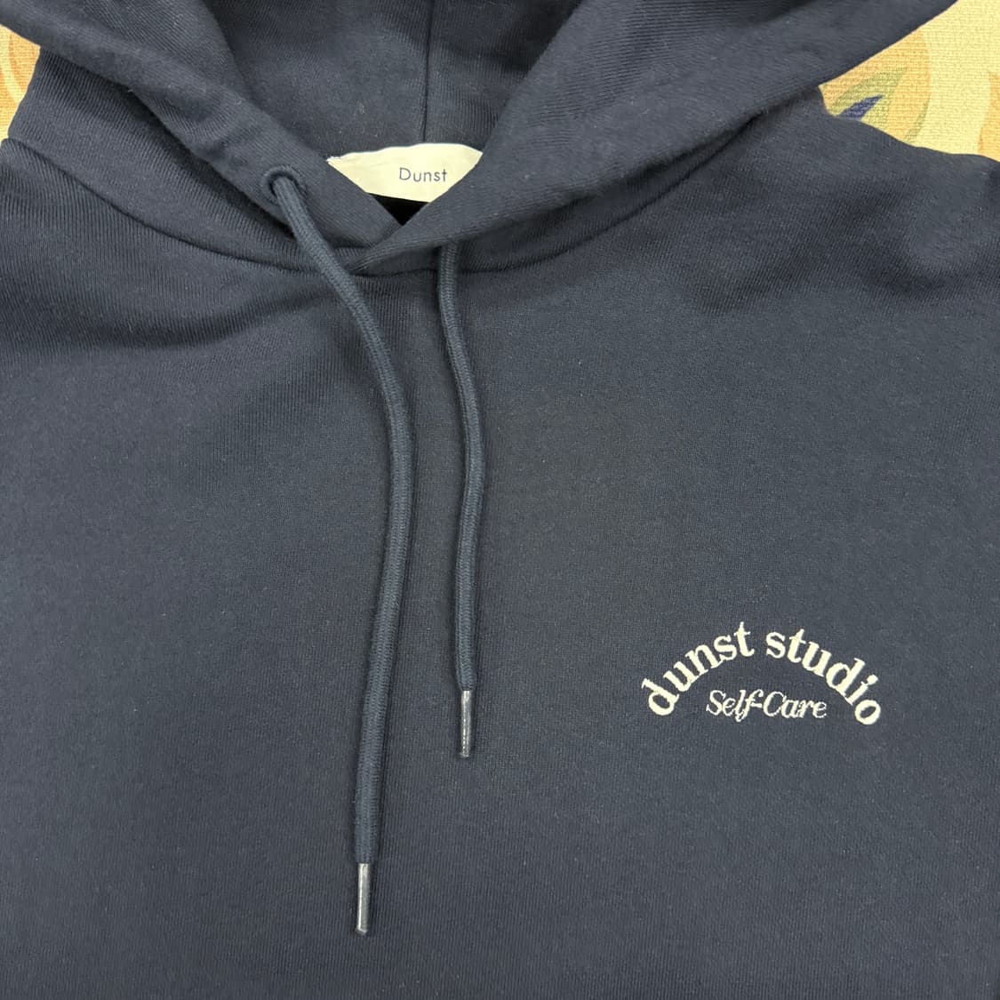 (XS)던스트 DUNST 스몰로고 후드티셔츠(네이비) 상품이미지2