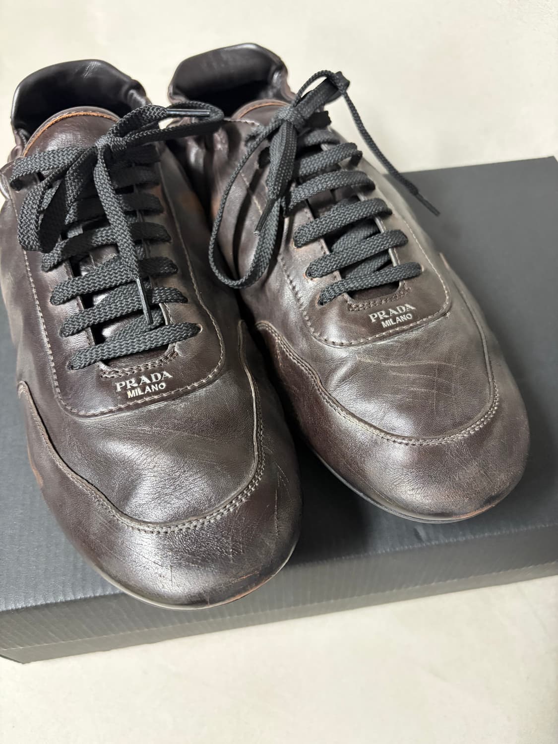 [7.5] 프라다 컬랩스 레더 스니커즈 상품이미지3