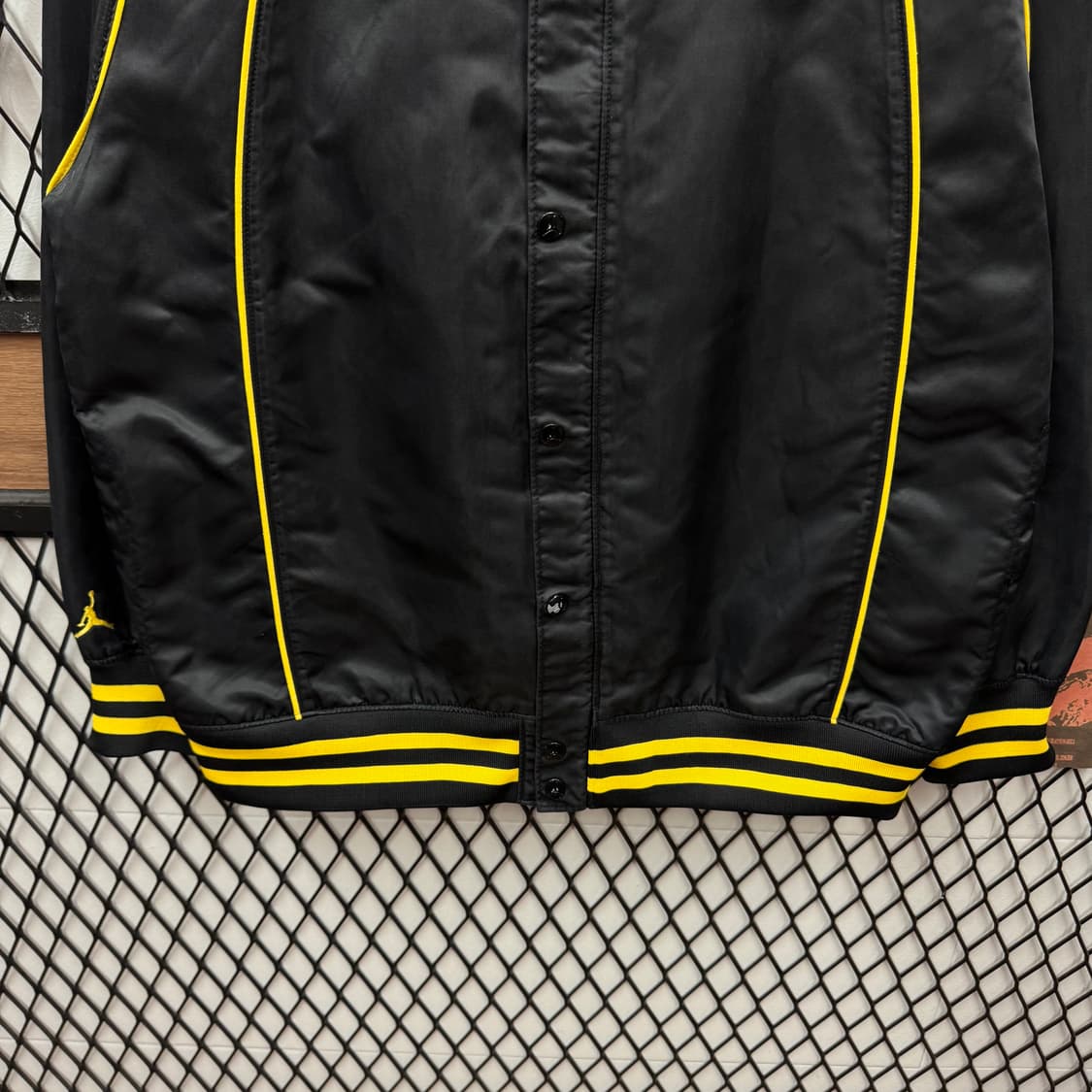 나이키 조던 새틴 바시티 자켓 후면 윙 로고 포인트 블랙 옐로 상품이미지4