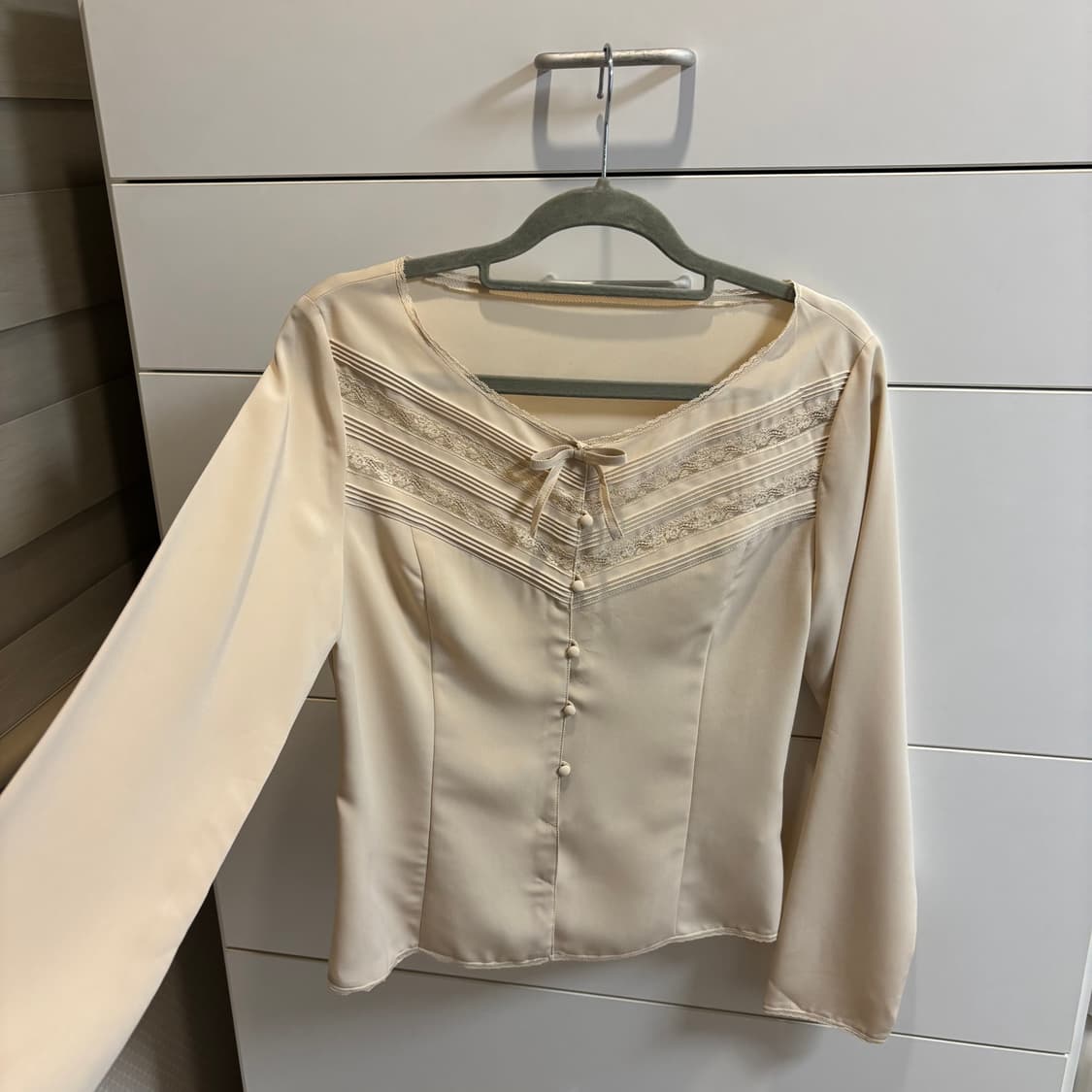 ketty 베이지 실크st 레이스 장식 블라우스 상품이미지1