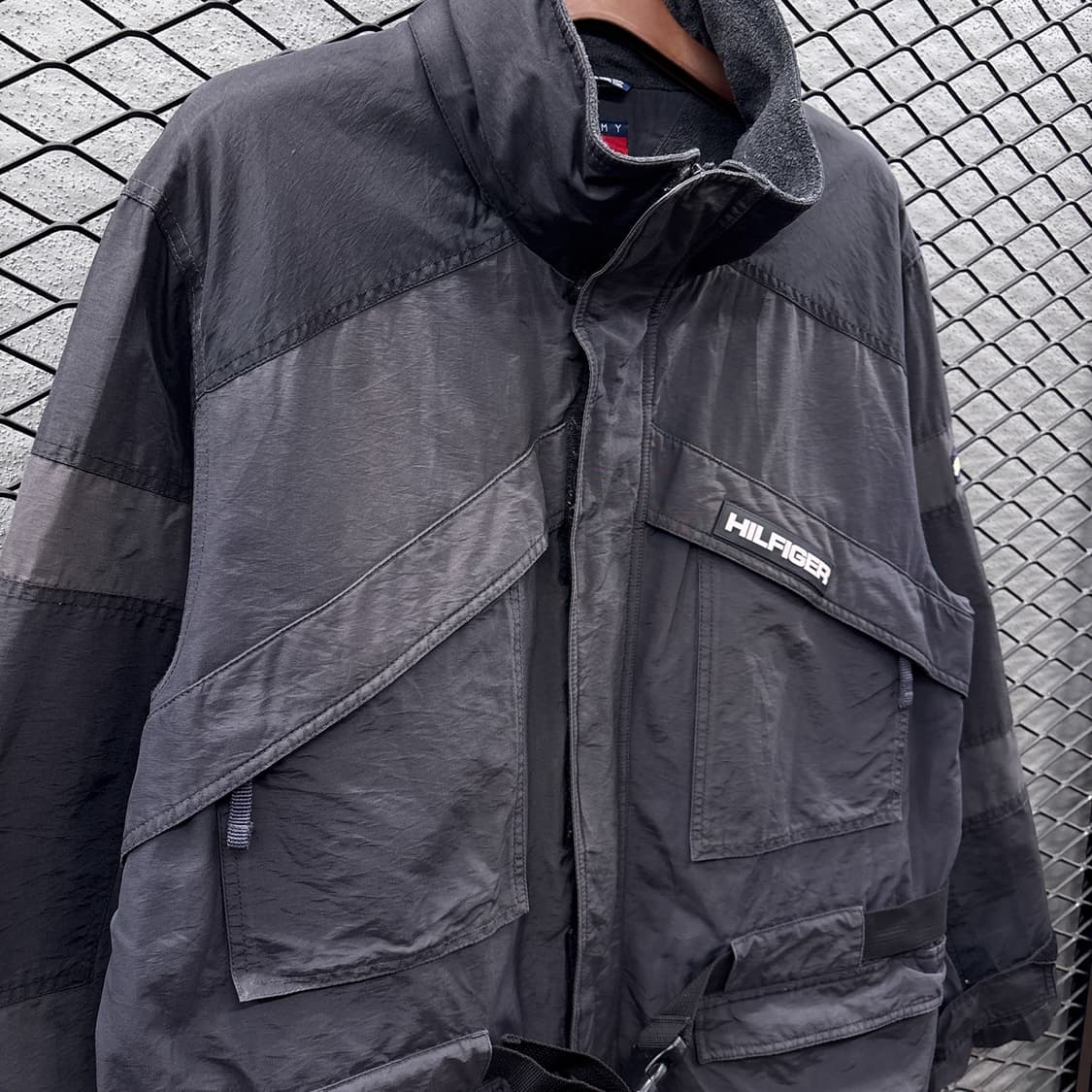 타미힐피거 아웃도어 테크자켓 기모안감 버클 디테일 차콜 상품이미지4