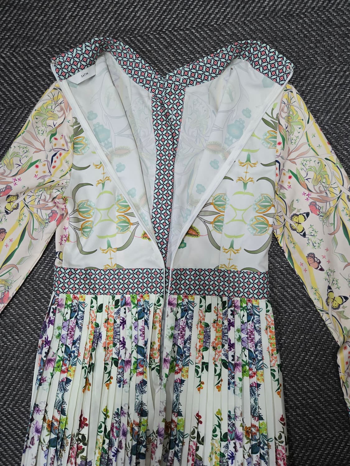 샤틴 SATIN 유니크 플라워 패턴 카라 플리츠 원피스 S211B671 상품이미지5