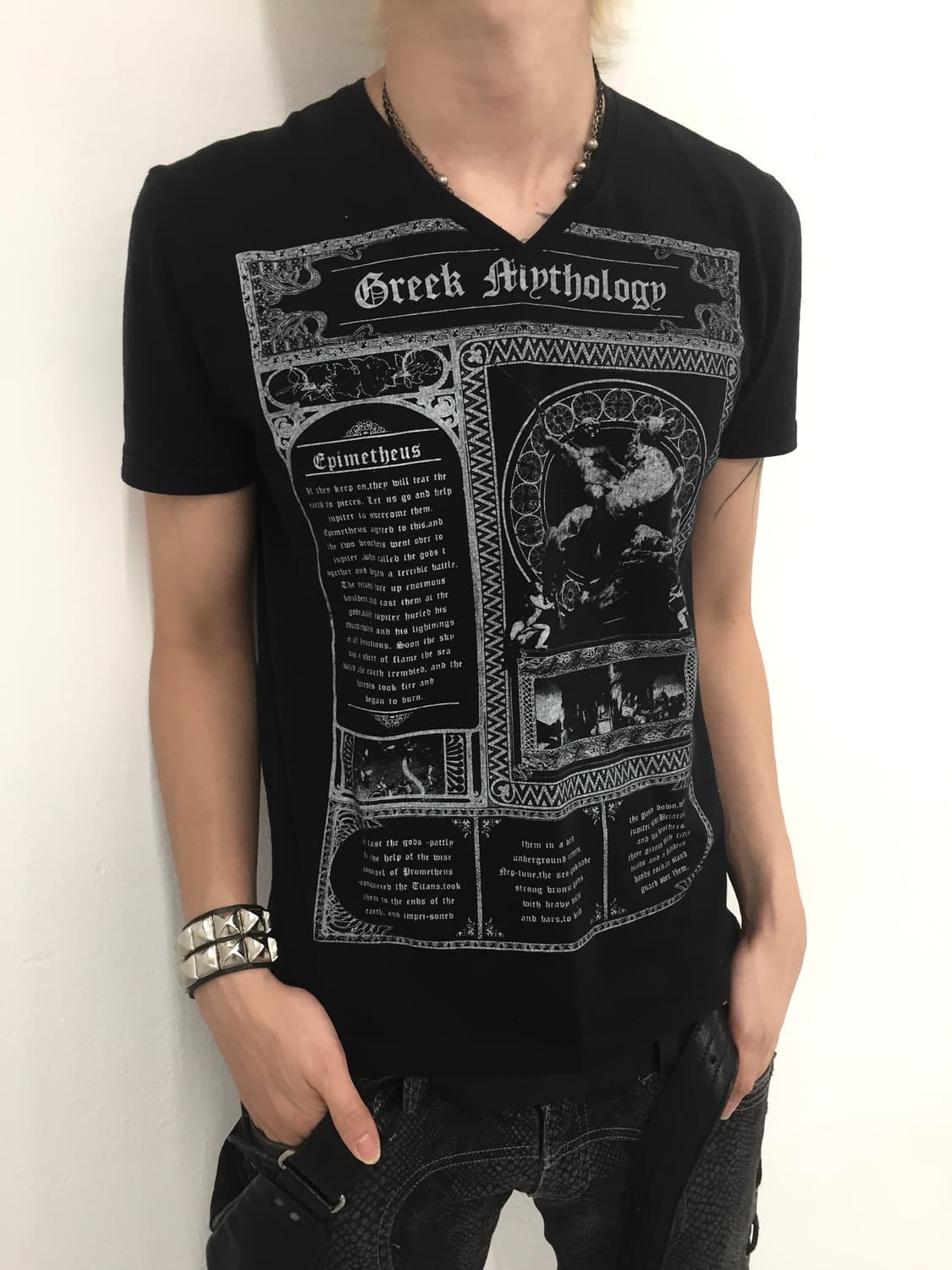 Semantic Design Greek mythology v-neck t 상품이미지1