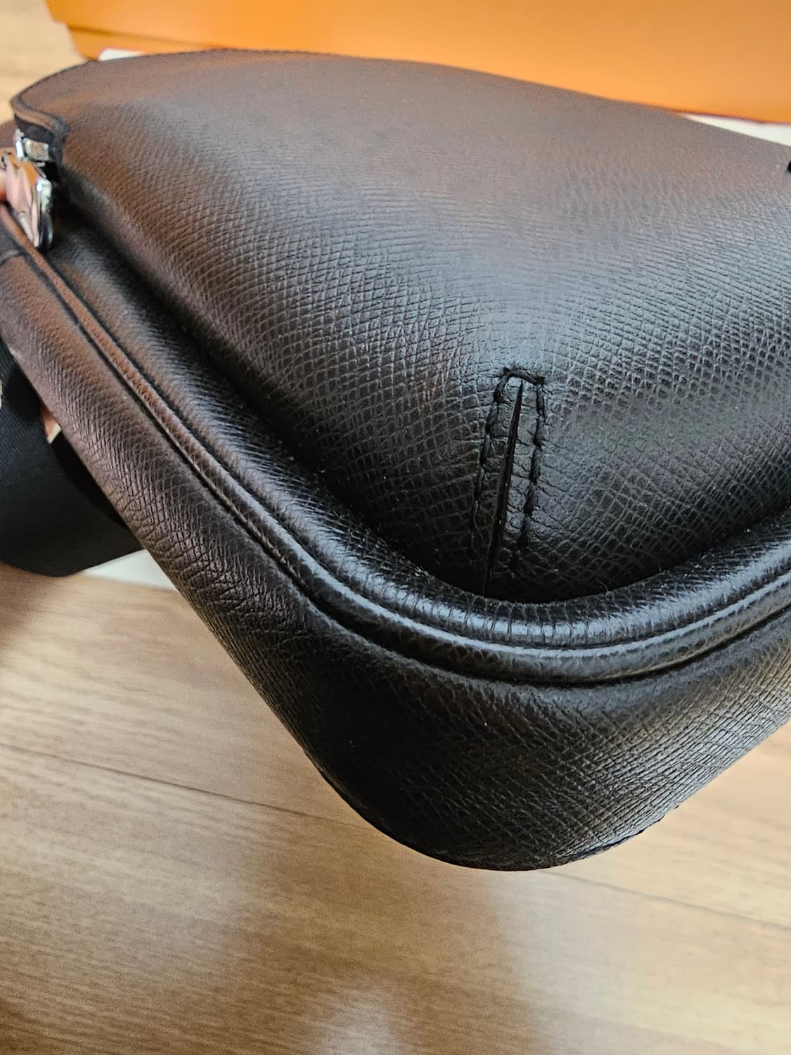 루이비통 올레더 에비뉴 슬링백 타이가 신형 상품이미지7