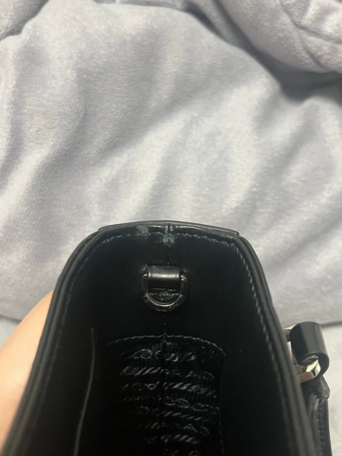 프라다 브러쉬드 카프스킨 도트백 스몰 블랙 상품이미지9