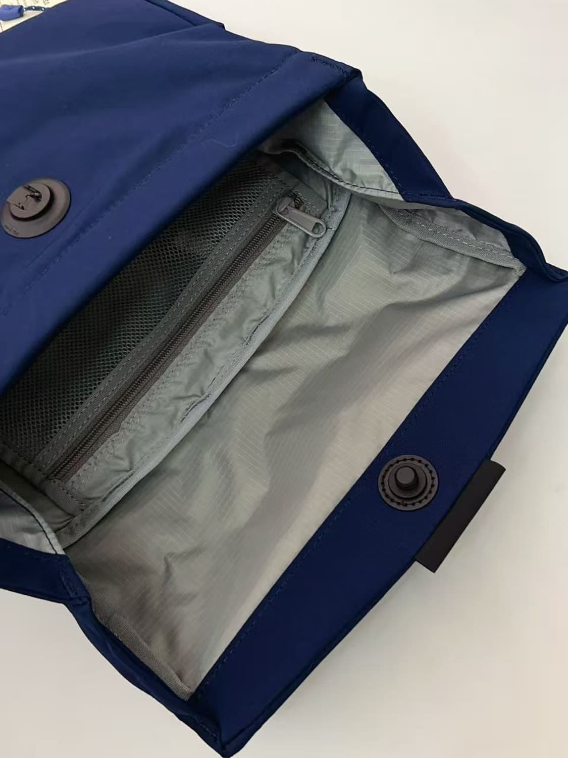 (새상품)몽벨 롤 탑 플랩팩 15 백팩 네이비 상품이미지6