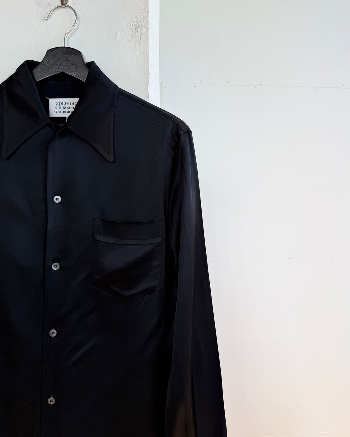 메종마르지엘라 블랙 아세테이트 새틴 백스티치 셔츠 상품이미지5