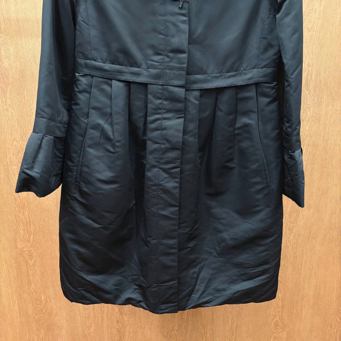 아르마니 꼴레지오니 새틴 나일론 퍼프 코트 플리츠 주름 디테일 블랙 상품이미지5