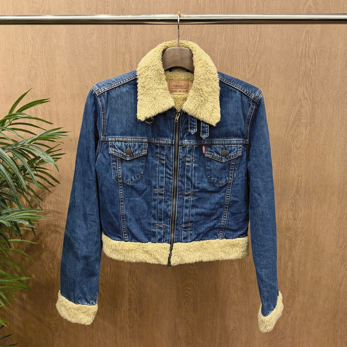 리바이스 데님 자켓 쉐르파 퍼 안감 레드 로고 탭 디테일 레귤러핏 블루 상품이미지1