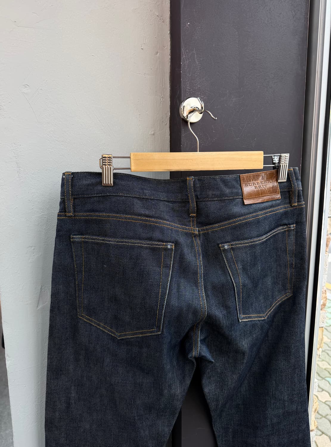 32/ 버버리 브릿 레더 백패치 스탠다드 데님팬츠 상품이미지7