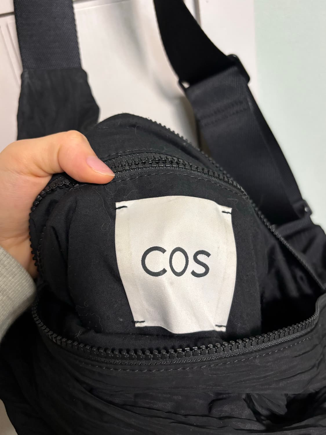 COS 코스 나일론 크로스바디 백 블랙 상품이미지3